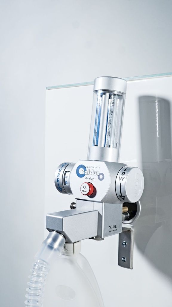 Baldus Analog -70 Oxygen-Nitrous Oxide Mixer Sedation Unit with Encased Cart