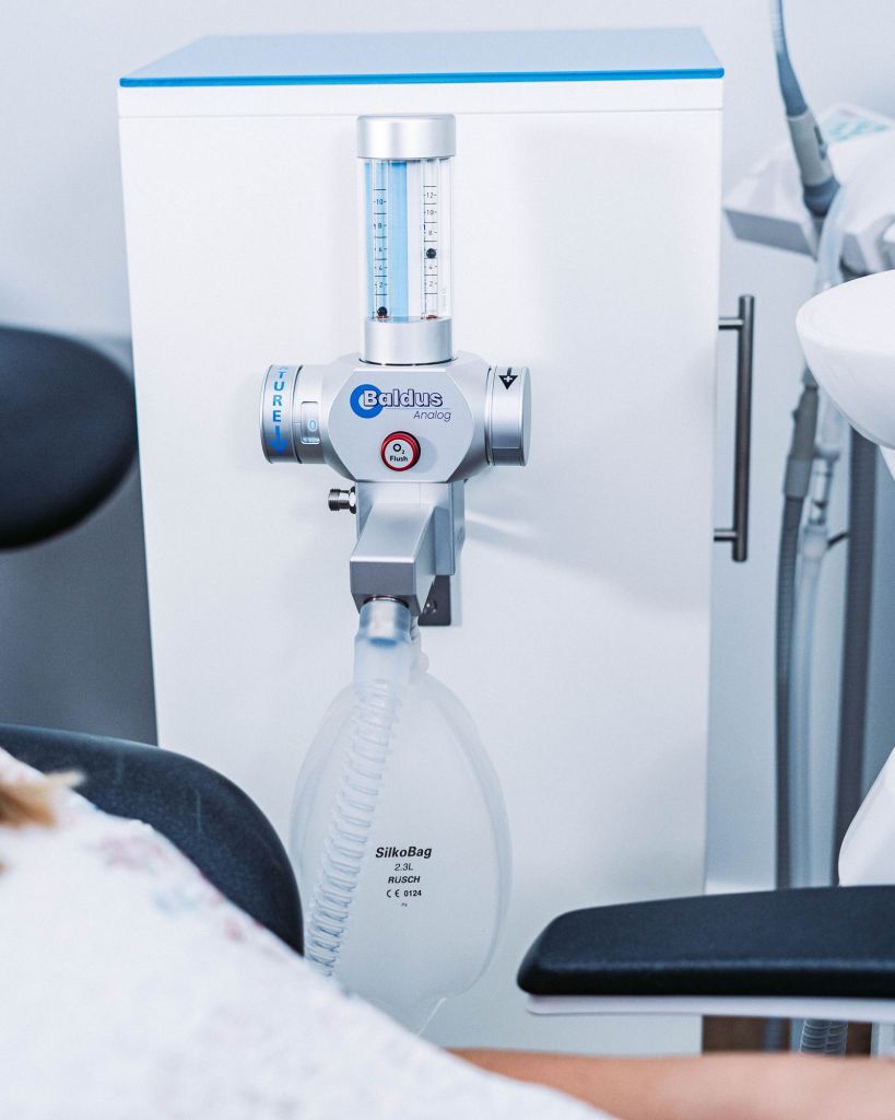 Baldus Analog -70 Oxygen-Nitrous Oxide Mixer Sedation Unit with Encased Cart