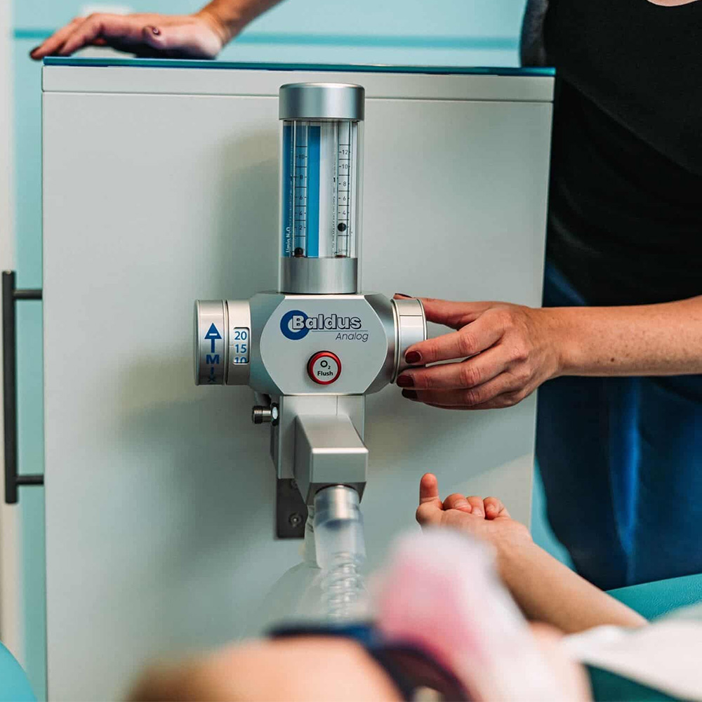 Baldus Analog -70 Oxygen-Nitrous Oxide Mixer Sedation Unit with Encased Cart