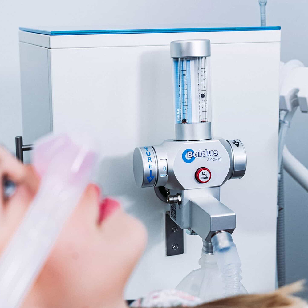 Baldus Analog -70 Oxygen-Nitrous Oxide Mixer Sedation Unit with Encased Cart