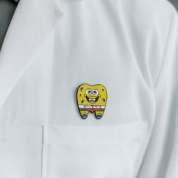 iDENTical SpongeBob Tooth Shape Brooch - Pack of 1 (ZYR-7013) - 2